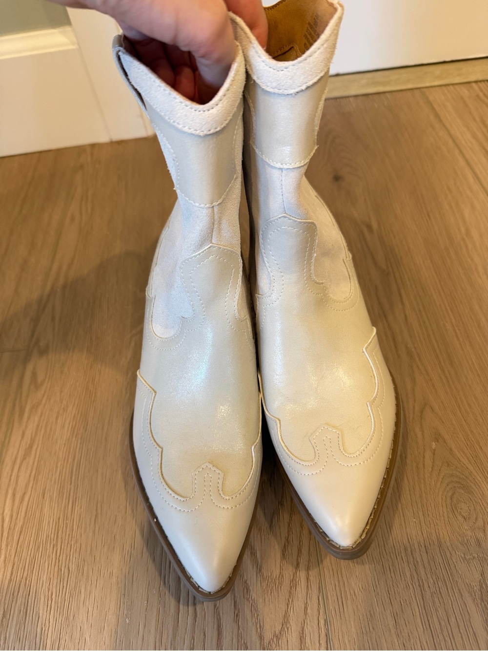 Crown Vintage Cream Pointed-Toe Western Ankle Boots Size 7.5